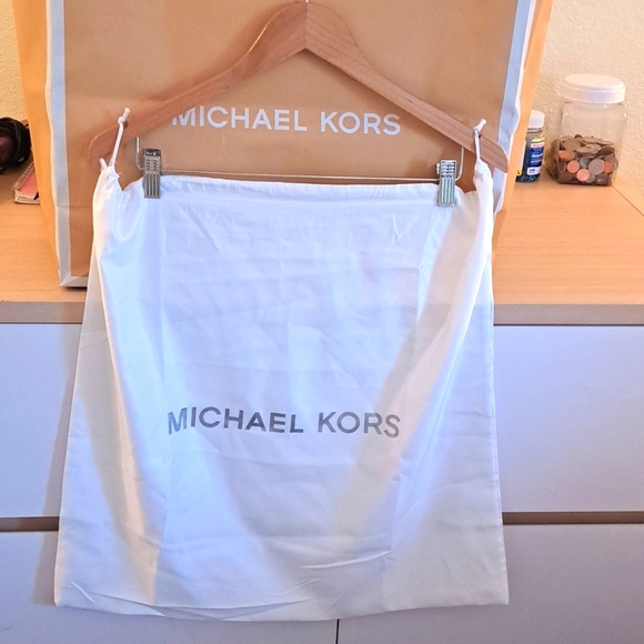 Michael Kors Handbags - Michael Kors Dust Bag 🎒
